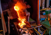 Gold hits record high on Monday