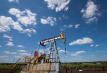 Oil prices edge up as Hormuz shipping constraints counter US-Iran peace hopes