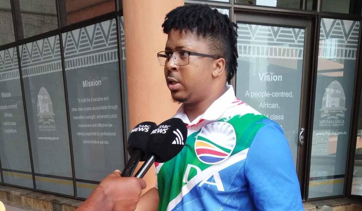 Politicians hide in mansions as undocumented criminals destroy South Africa, says DA