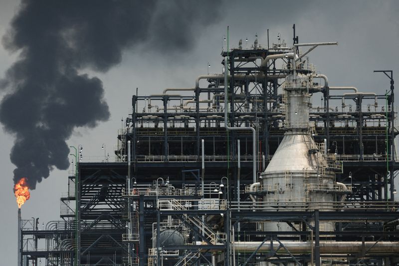 Dangote refinery spurs West Africa fuel trading hub ambitions