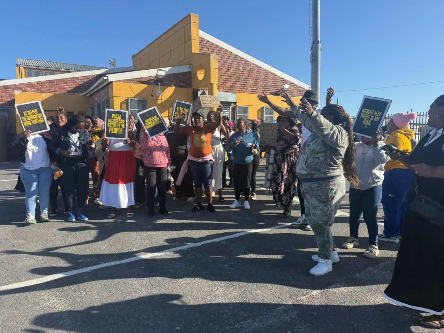 ‘You have 14 days to fix our lives’, Cape residents tell city, province and Prasa